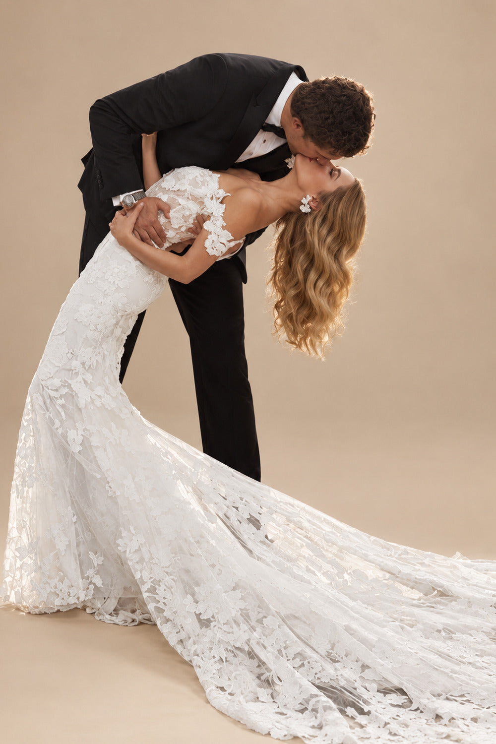 Rutipo Ivory Trumpet/Mermaid Off The Shoulder Lace Sweep Train Wedding Dresses With Appliques Lace