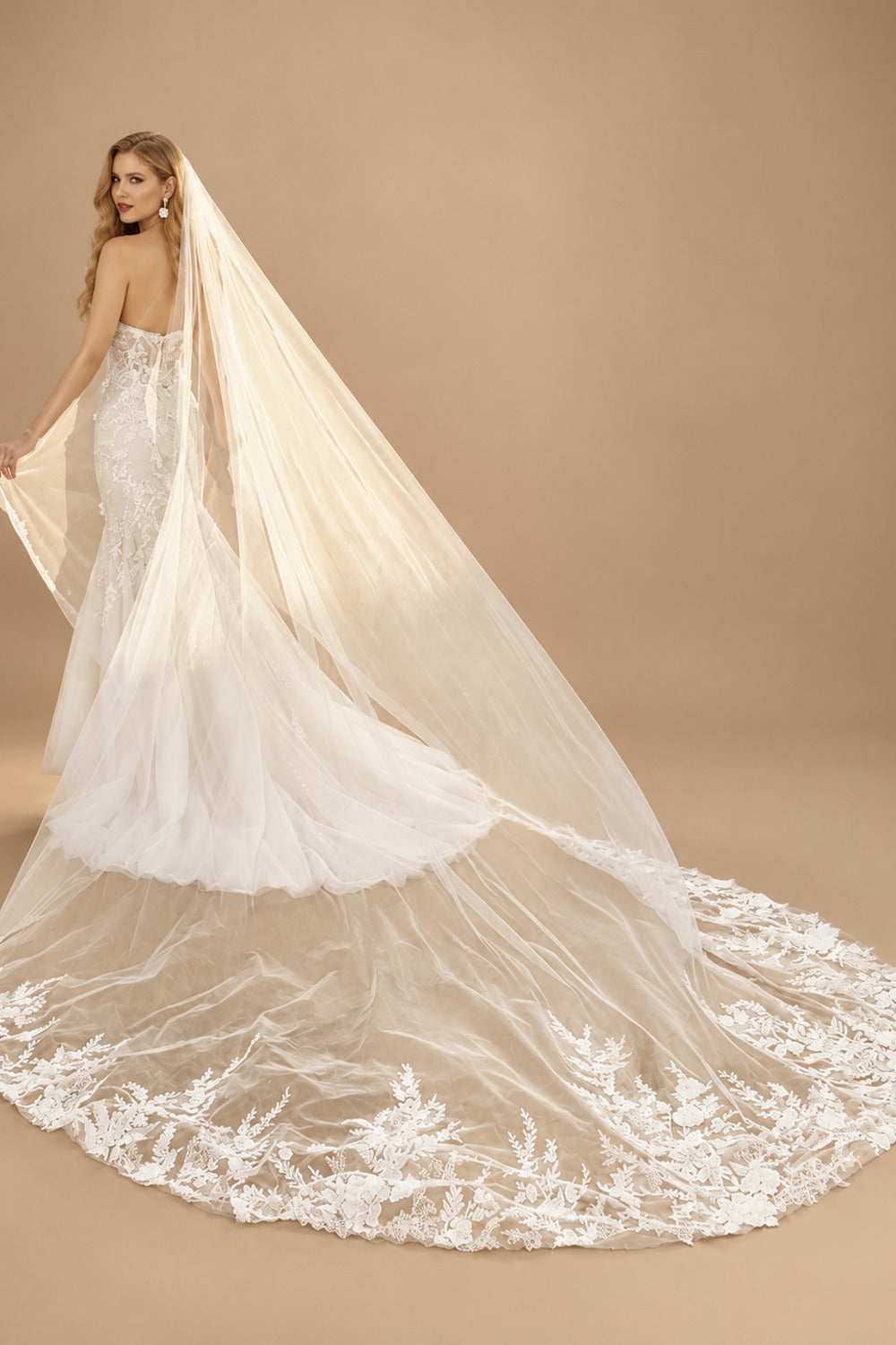 Rutipo Ivory Trumpet/Mermaid Sweetheart Court Train Lace Wedding Dress