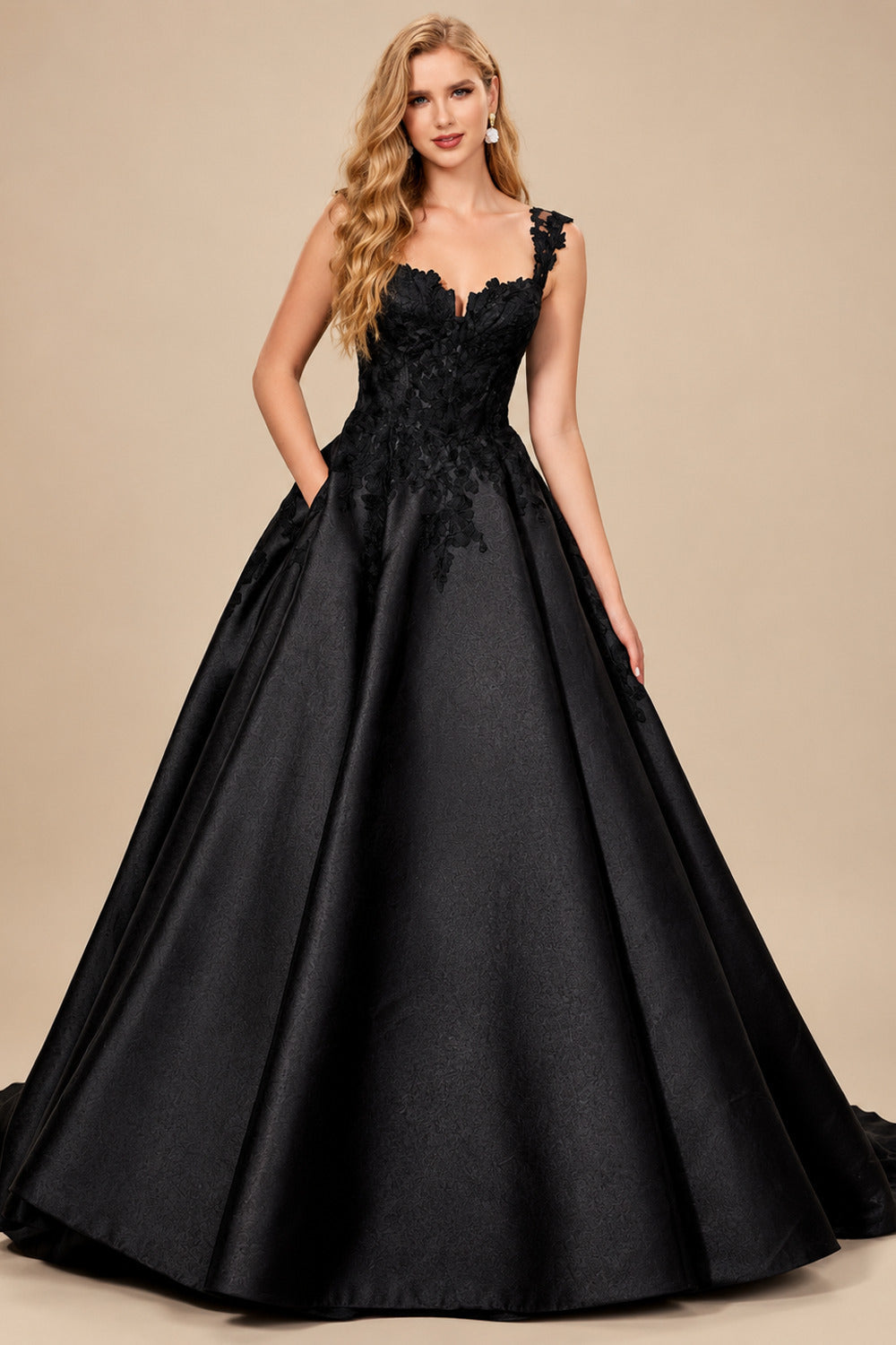 Rutipo Black Ball-Gown Sweetheart Sleeveless Court Train Wedding Dresses With Lace