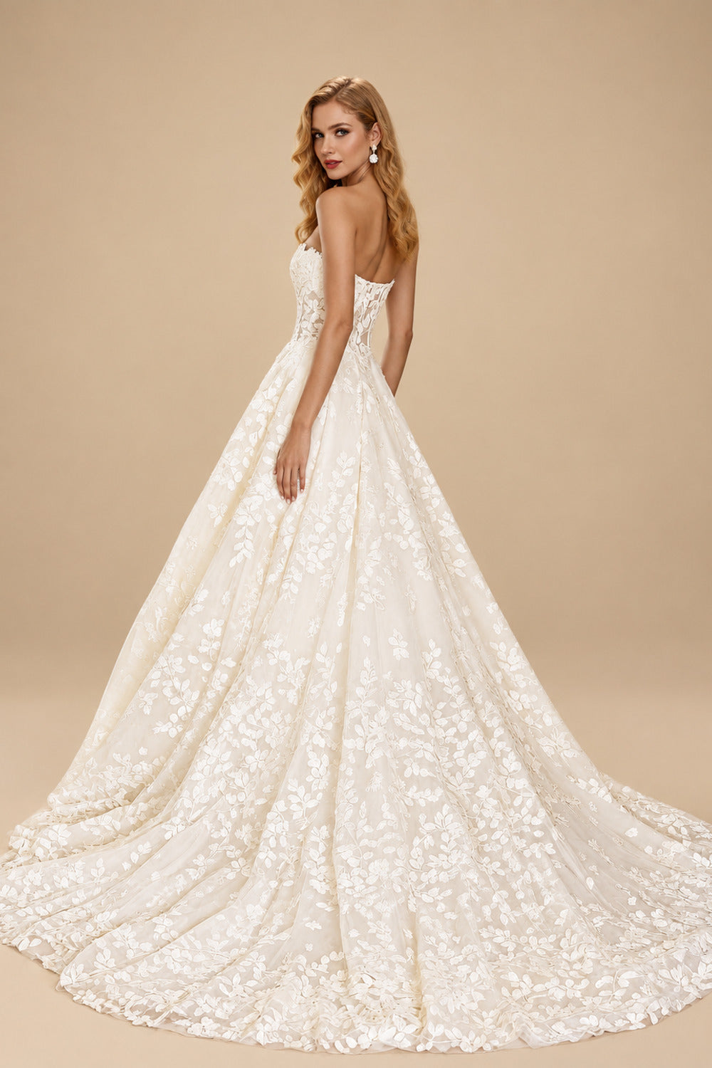 Rutipo Ivory Ball-Gown Sweetheart Sleeveless Court Train Wedding Dresses With Appliques Lace