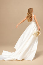 Rutipo Ivory A-Line Plunge Neck Sleeveless Chapel Train Wedding Dresses With Appliques Lace
