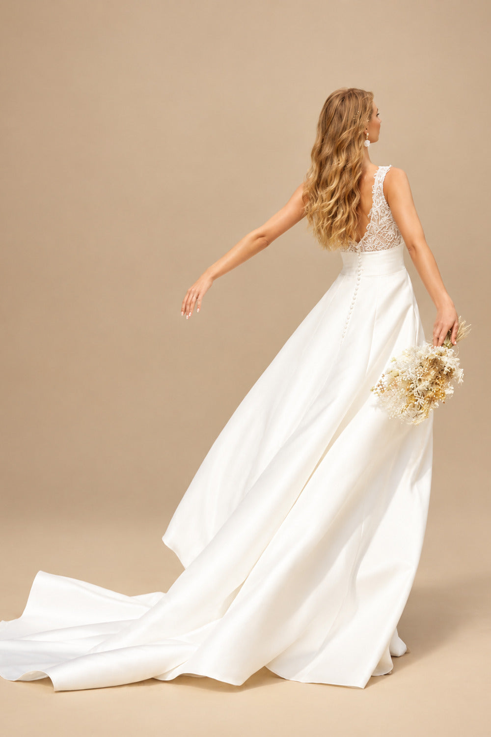 Rutipo Ivory A-Line Plunge Neck Sleeveless Chapel Train Wedding Dresses With Appliques Lace